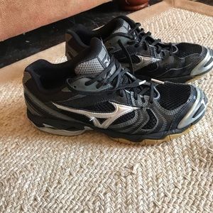 Mizuno boys/mens tennis shoes size 8wide.